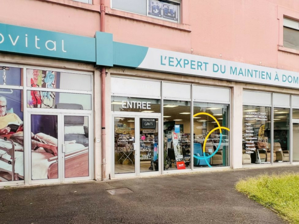 LOCAL COMMERCIAL DE 393m2 AVEC GRANDE VITRINE ET 8 PLACES DE PARKING