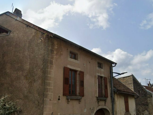Maison de village à Renover _200m2 _  3 appartements _ Boult