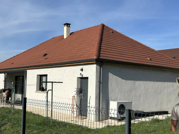 Maison contemporaine de plain-pied de 106m² habitables, édifiée sur une parcelle de 990 m²