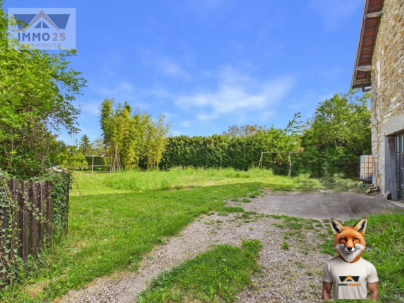Maison en pierre avec dépendances et terrain arboré – VITREUX (Jura)