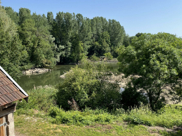 Le Charme de l&rsquo;Histoire au Fil de l&rsquo;Eau : Votre Paradis Privé à Savoyeux