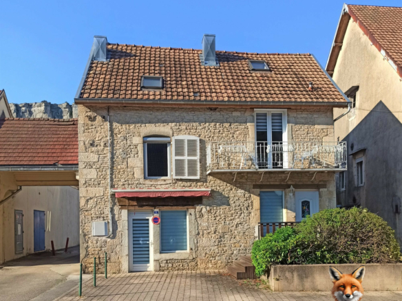 Charmante maison de ville indépendante avec garage + parking centre ville Ornans 6 pièce(s) 169m2 !