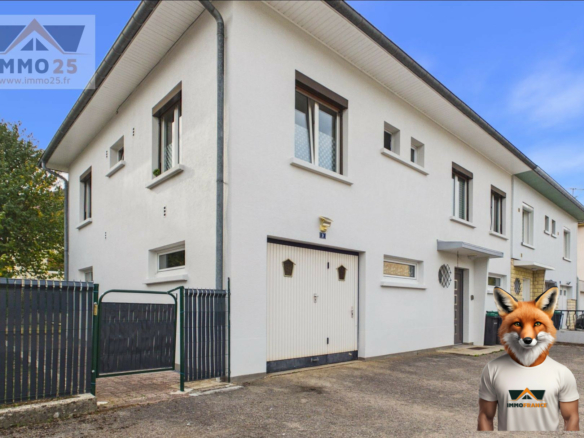 PONTARLIER, Maison de ville rénovée avec 3 espaces de vie et jardin